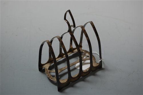 Lot 292 - A George V silver four division toast rack,...