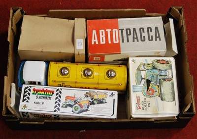 Lot 423 - One box containing six various boxed and loose...