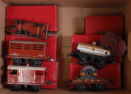 Lot 296 - Tray containing post-war Hornby items - BR...