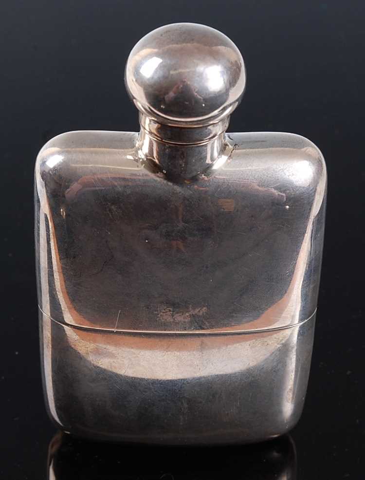 Lot 356 - An Edwardian silver hip flask