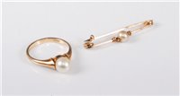 Lot 408 - A 9ct gold single cultured pearl ring, size M,...