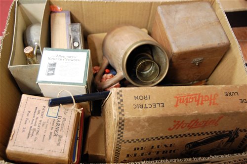 Lot 71 - A box of miscellaneous items to include a mid...