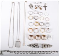 Lot 467 - A quantity of mixed jewellery to include a...