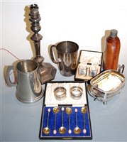 Lot 274 - Assorted plated wares, to include tankard,...