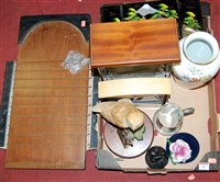 Lot 182 - A box of miscellaneous items to include Border...