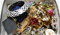 Lot 551 - A box of miscellaneous costume jewellery to...