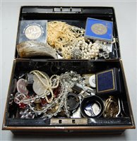 Lot 554 - A box of miscellaneous items to include an...