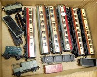 Lot 773 - A box of 00 gauge carriages and rolling stock