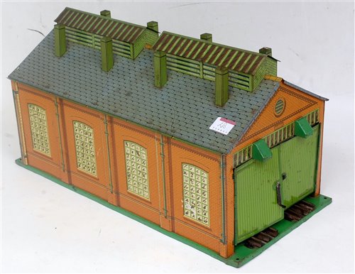 Lot 280 - A Hornby 1935-41 E2E engine shed complete,...
