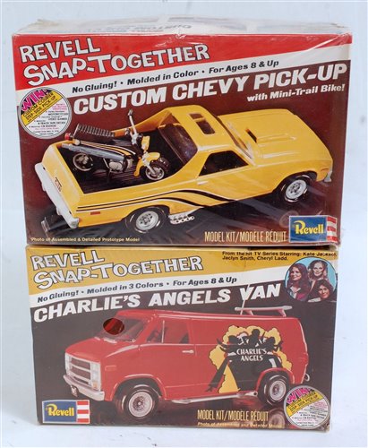 Lot 1486 - REVELL (USA) 1.32 scale Snap-Together plastic...