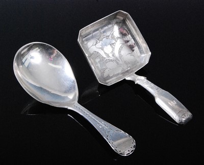 Lot 1112 - A George III silver caddy spoon