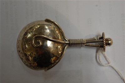 Lot 1139 - An Arts & Crafts silver caddy spoon