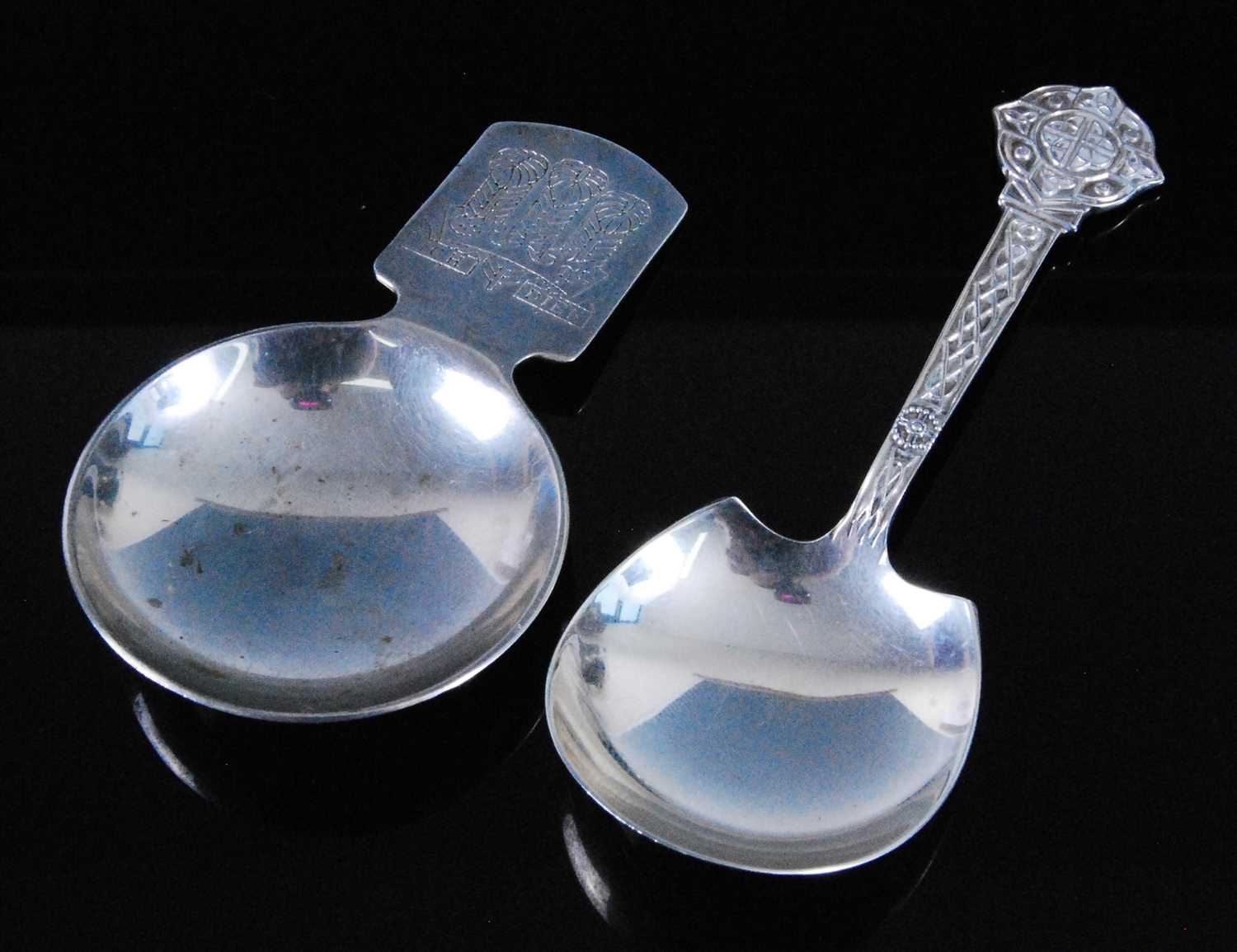 Lot 1150 - An E.R. II Prince of Wales Investiture silver caddy spoon