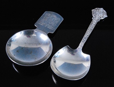 Lot 1150 - An E.R. II Prince of Wales Investiture silver caddy spoon