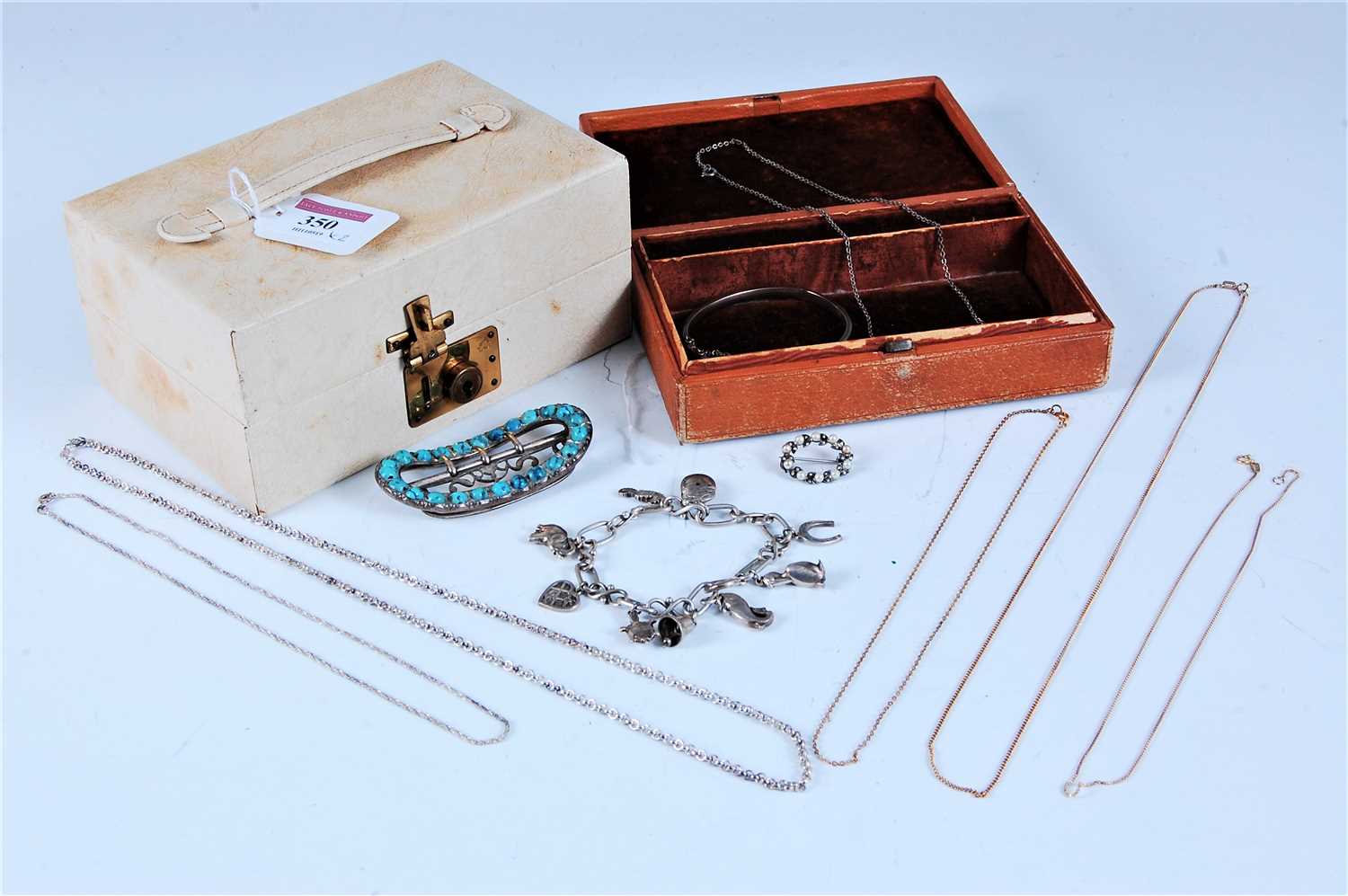 Lot 350 - Two small jewel boxes and a small quantity of...