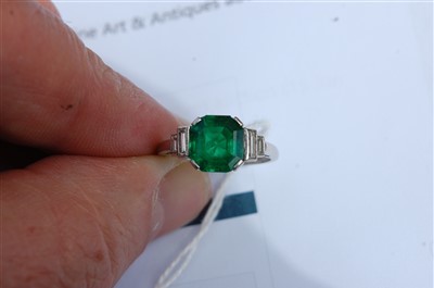 Lot 1258 - An emerald and diamond ring, the octagonal...