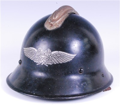Lot 187 - A WW II German Luftschutz Civil Defence helmet