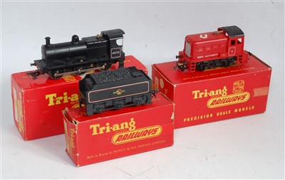 Lot 727 - A Triang R251 BR black 0-6-0 engine and R33...