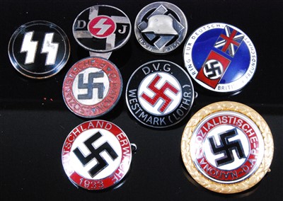 Lot 285 - A German SS enamelled lapel badge
