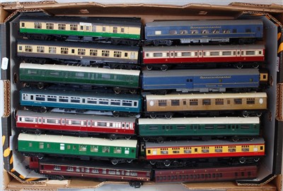 Lot 631 - A tray of unboxed mainly Hornby coaches, 40...