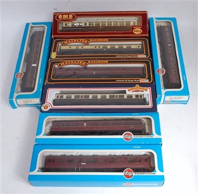 Lot 651 - 8 boxed coaches, 2 Airfix 54252, Stanier brake...