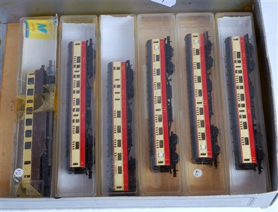 Lot 641 - An N gauge GM AEC railcar (BFR) and 5 Minitrix...