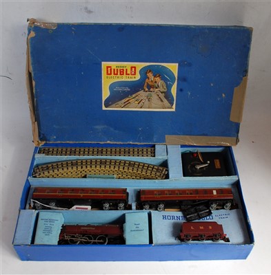 Lot 675 - A Hornby Dublo EDP2 passenger train set...