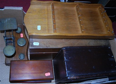 Lot 81 - A box of miscellaneous items, to include a set...
