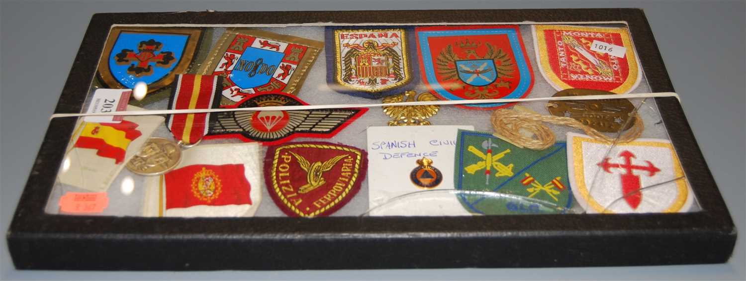 Lot 203 - Assorted Spanish cloth badges, silks, civil...