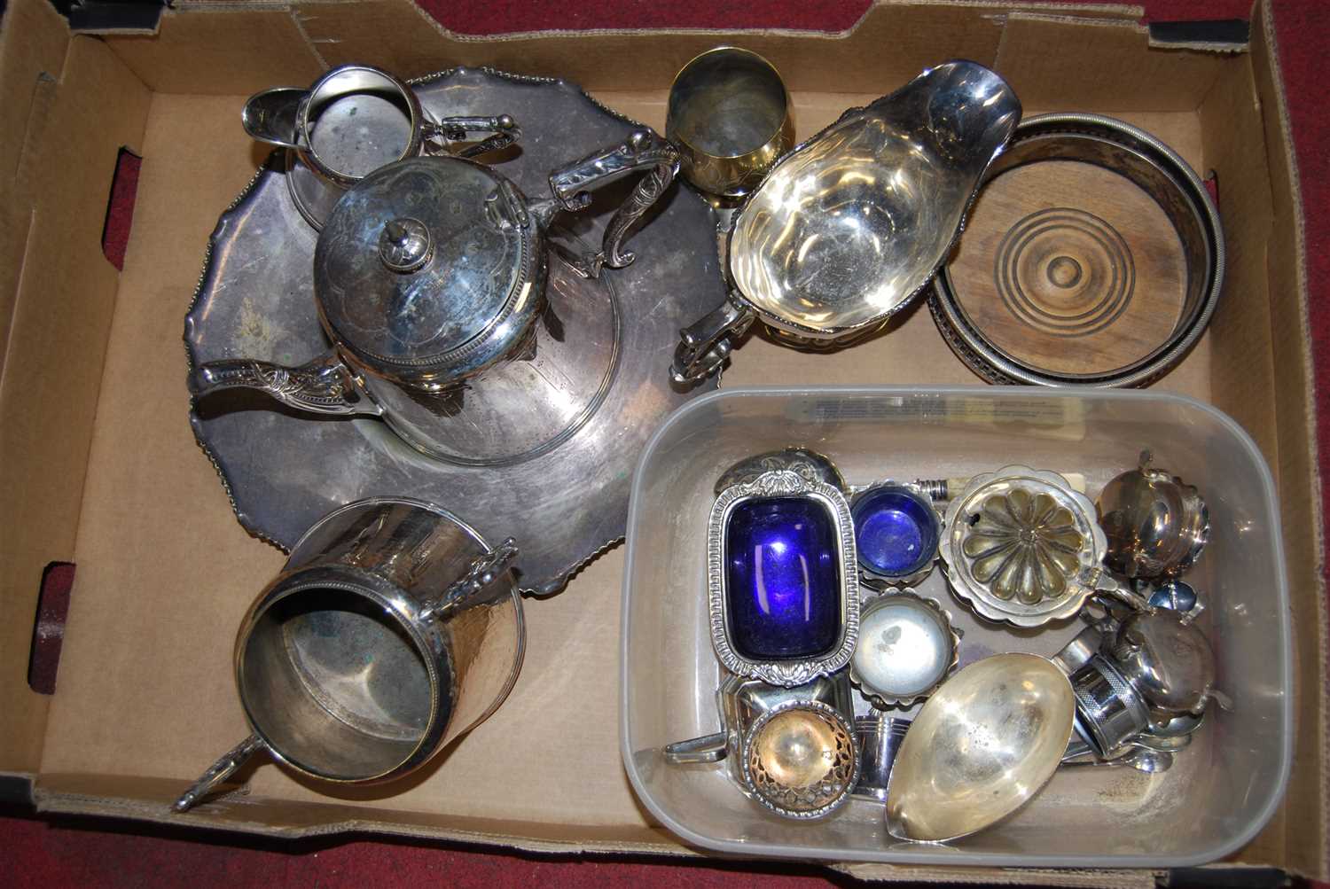 Lot 251 - Assorted plated wares to include three piece...