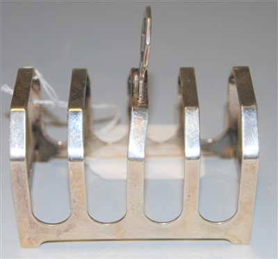 Lot 253 - A George V silver four division toast rack