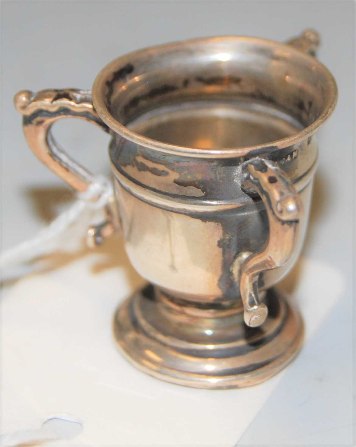 Lot 290 - An Edwardian miniature silver tyg, height 3cm