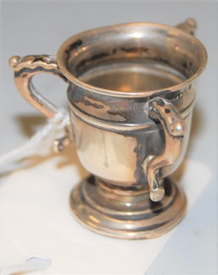 Lot 290 - An Edwardian miniature silver tyg, height 3cm