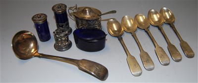 Lot 291 - A small collection of miscellaneous items to...