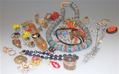 Lot 360 - A small collection of costume jewellery to...