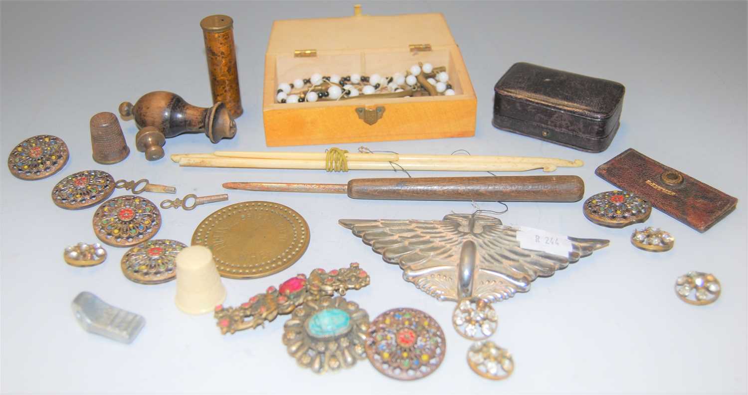 Lot 393 - A small collection of miscellaneous items to...