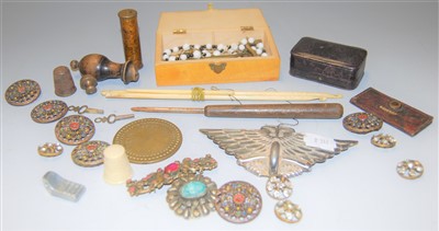 Lot 393 - A small collection of miscellaneous items to...