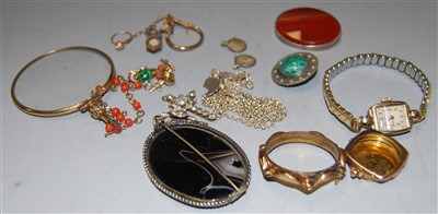 Lot 396 - A small collection of assorted jewellery to...