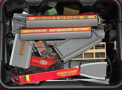 Lot 554 - A box of assorted 00 gauge rolling stock and...