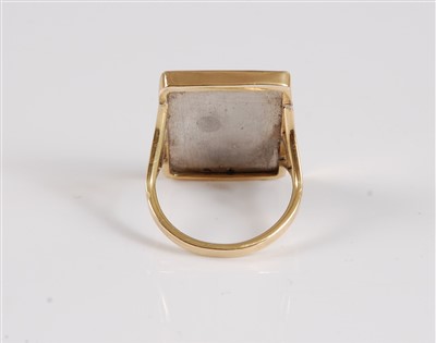 Lot 1289 - An 18ct agate ring, the agate panel with...