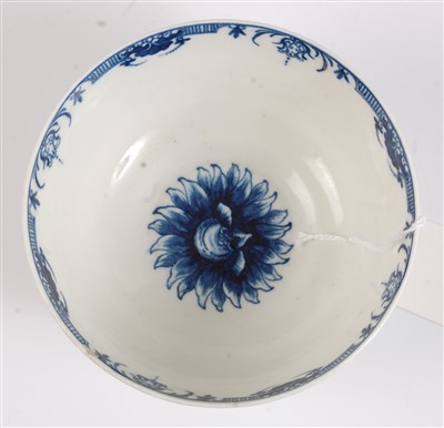 Lot 1077 - A Worcester porcelain Chrysanthemum pattern...