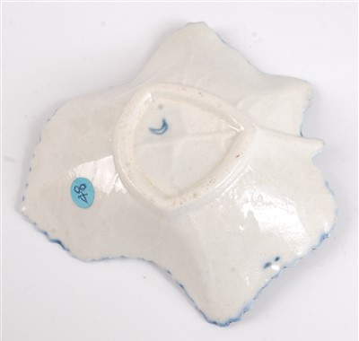 Lot 1078 - A Worcester porcelain lobed dish, blue and...