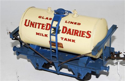 Lot 303 - Hornby 1934-7 United Dairies Milk tank wagon...