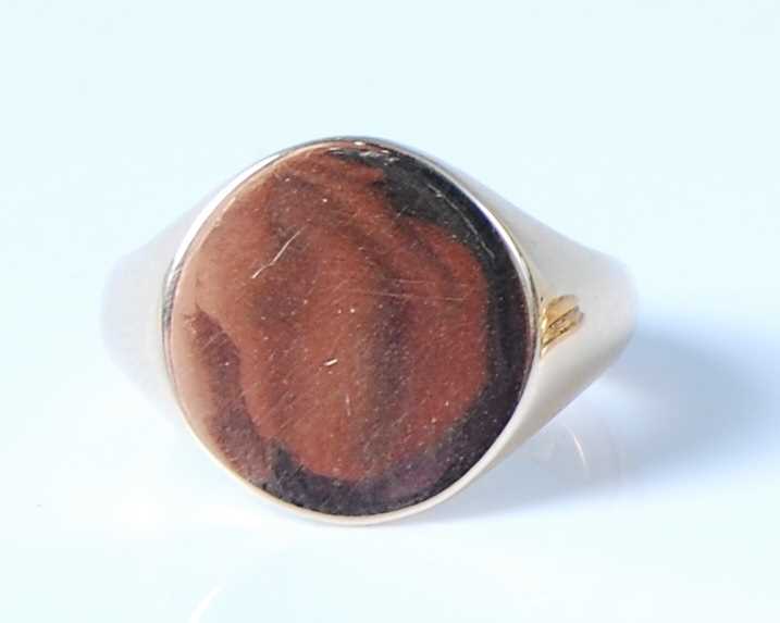 Lot 2566 - A modern 18ct gold signet ring, maker LW&G,...