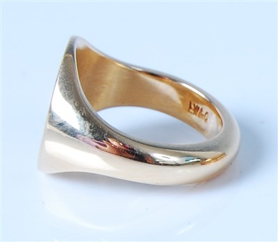 Lot 2566 - A modern 18ct gold signet ring, maker LW&G,...