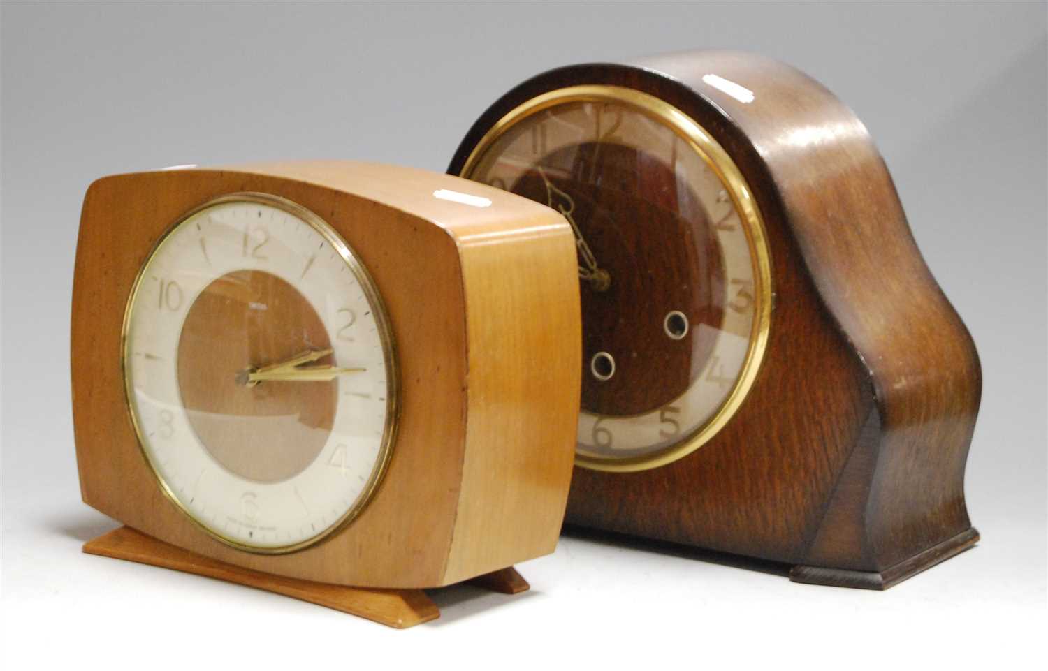 Lot 27 - A 1950s Smiths oak cased mantel clock, having...