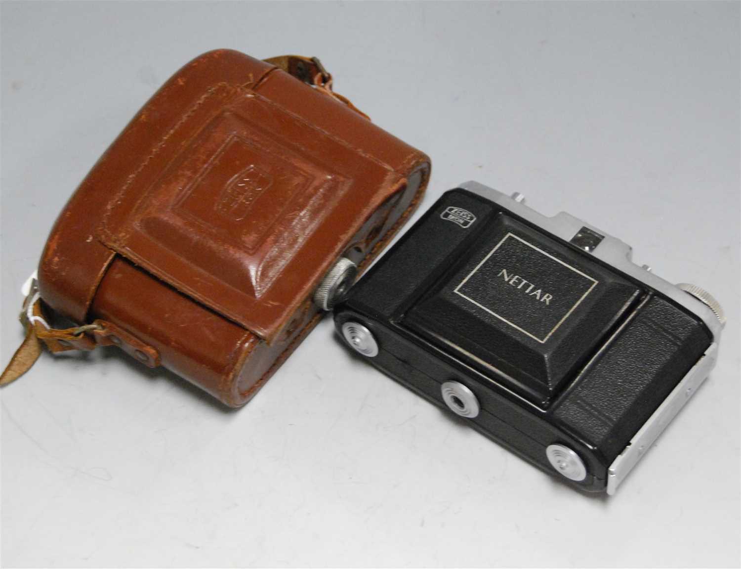 Lot 80 - A Zeiss Ikon Nettar camera, in leather case