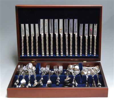 Lot 217 - A modern Arthur Price canteen of silver plated...
