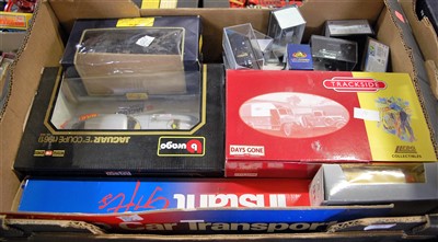 Lot 564 - A box of mixed diecast to include Bburago...