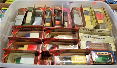 Lot 569 - A box of mixed modern diecast to include boxed...
